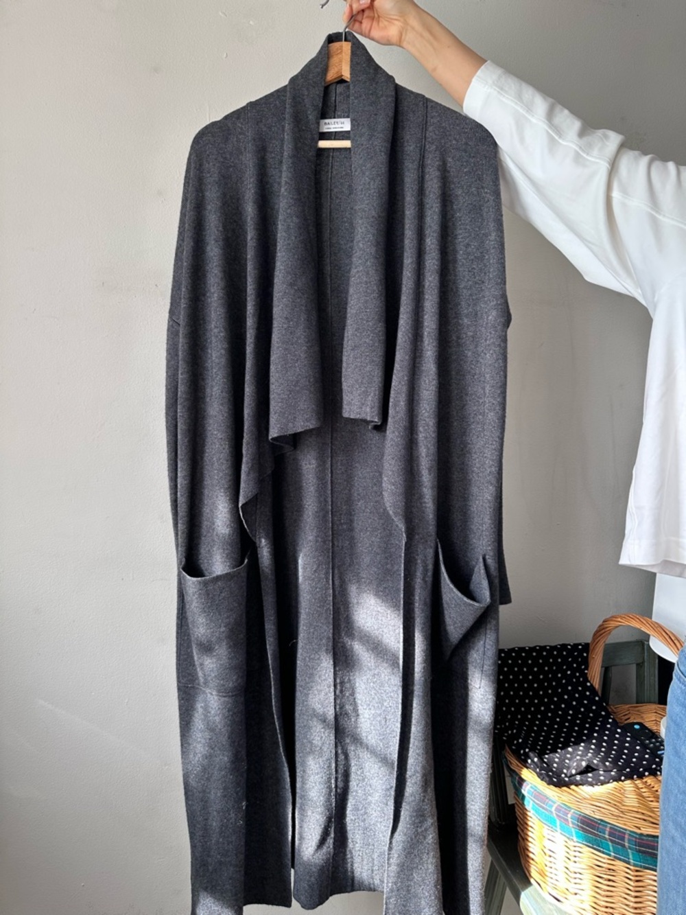 Bailey 44 floor length cardigan xs
Dark grey